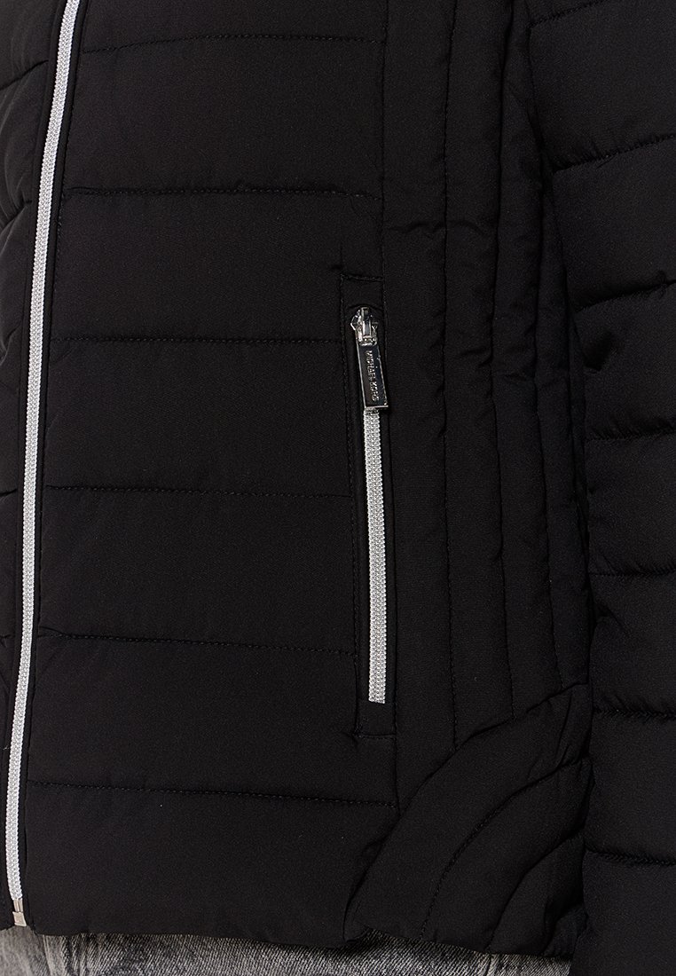 Giacca a vento nera con texture trapuntata, dotata di una cerniera argentata e tasca laterale. Il materiale sembra morbido e isolato per garantire calore.