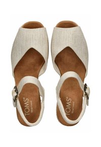 Béžové sandály TOMS s otevřenou špičkou, s strukturovanými textilními popruhy a nastavitelnými sponami, s hnědými měkkými stélkami.