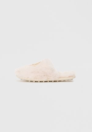 Pantofole rosa fuzzy con apertura sulla punta e suola beige solida, caratterizzate da una superficie testurizzata e una forma rotonda.