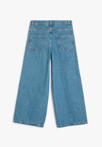 Breda jeans i blå denim med ljus tvätt, med två bakfickor och rak fåll. Tillverkade av slitstark bomullstyg.
