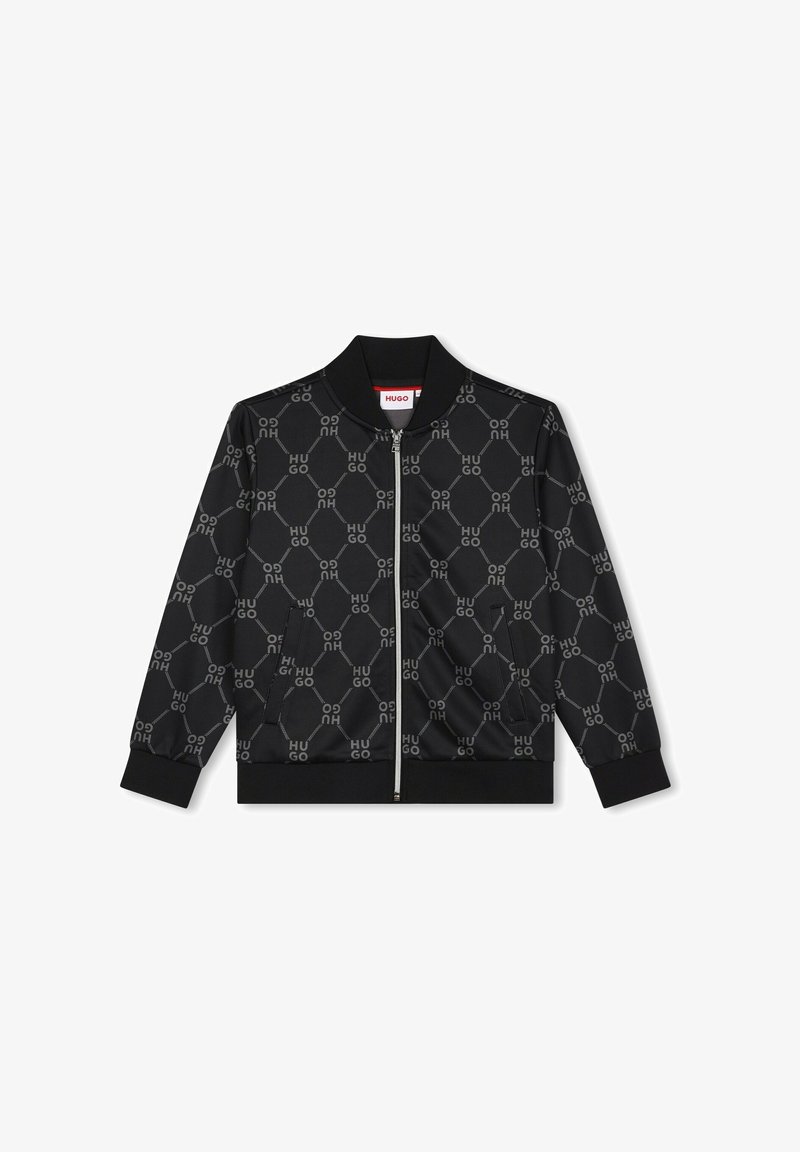 Veste bomber noire avec un motif de logo gris répétitif, fermeture éclair à l'avant, poignets et col côtelés, fabriquée en tissu lisse.