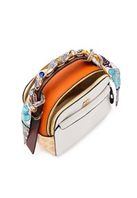 Borsa a tracolla compatta con esterno in pelle bianca, interno testurizzato arancione e manico decorativo con sciarpa a motivo. Presenta diverse cerniere.