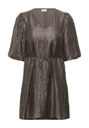 Vestido corto marrón texturizado con escote en V, mangas tres cuartos abullonadas y un delgado cinturón de lazo en la cintura.