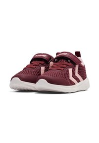 Sneakers a rete bordeaux con dettagli rosa e una fascia in Velcro. Presentano una suola in gomma bianca con grip testurizzato.