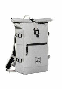 Zaino roll-top grigio con accenti e cinture nere. Presenta una tasca frontale con zip, cinghie laterali regolabili e un tessuto texturizzato.