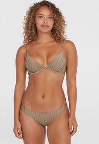 Ensemble de bikini marron à côtes comprenant un haut de bikini triangulaire avec des bretelles fines et un bas taille basse assorti, le tout avec une finition texturée.
