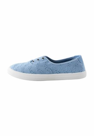 Ljusblå canvas skor med blommönsterbroderi, vit gummisul, och två metalöglor för snörena. Lågskärning sneakerstil.