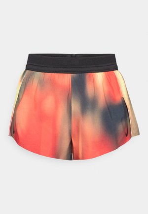 Pantalones cortos deportivos con cinturilla elástica negra y patrón difuminado tie-dye en rojo, naranja y azul oscuro, con pequeños logotipos del swoosh en negro.