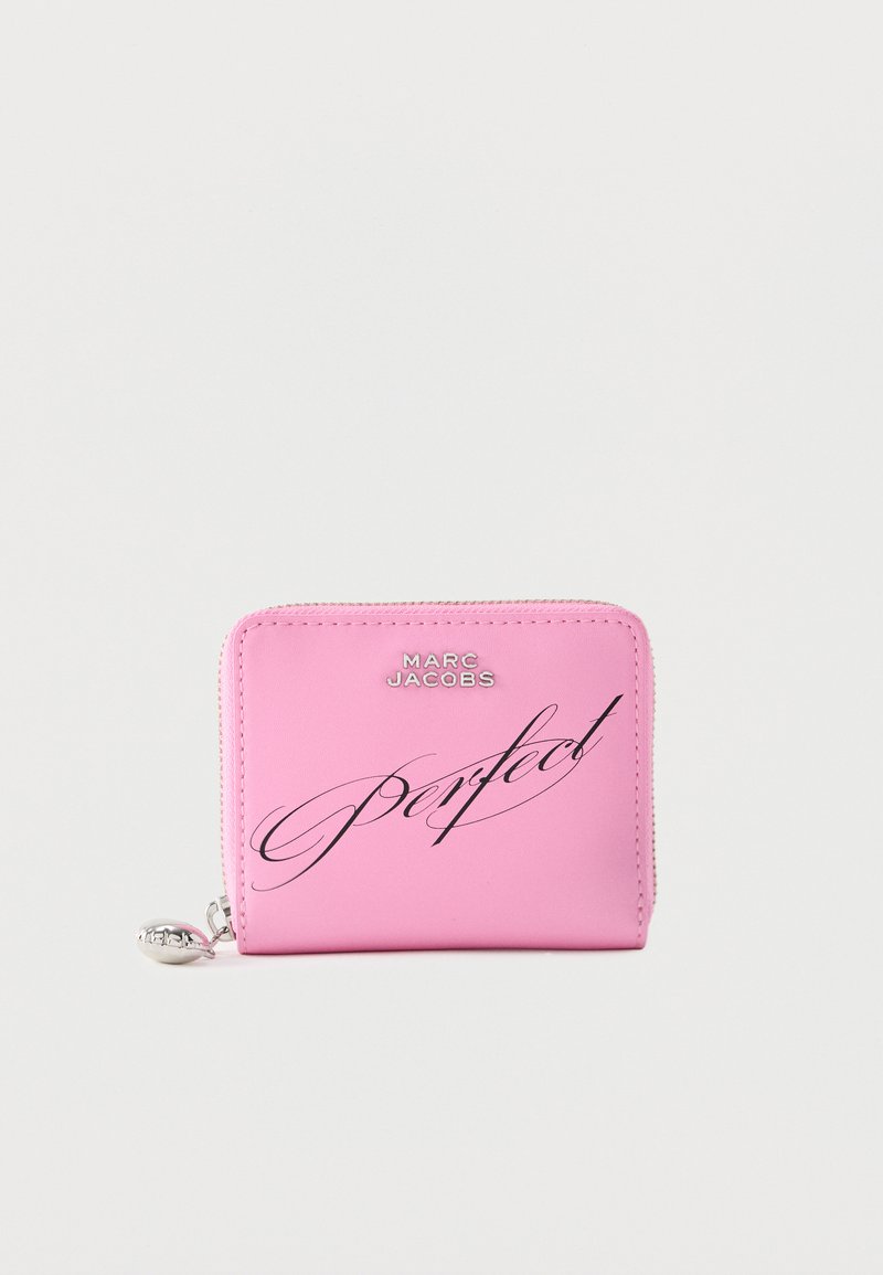 Ροζ πορτοφόλι Marc Jacobs με ασημί φερμουάρ και τη λέξη «Perfect» γραμμένη διαγώνια με μαύρο γράμμα μπροστά.