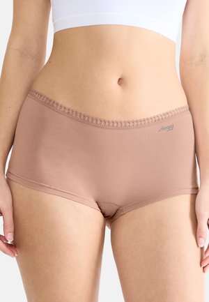 Beige hipsterundertøj lavet af blødt stof, med blonder langs taljen og et lille logo på siden.