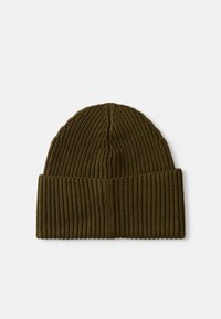 Gorro de malha em verde-azeitona, apresentando textura canelada e uma dobra na aba, com um topo arredondado e padrão vertical por toda a peça.