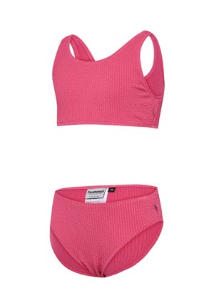 Rosa geripptes Bikini-Set mit einem ärmellosen Oberteil mit breitem Bund und passenden tief sitzenden Höschen. Das Material hat eine strukturierte Oberfläche.