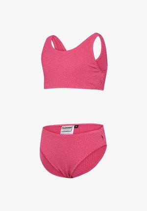 Rosa geripptes Bikini-Set mit einem ärmellosen Oberteil mit breitem Bund und passenden tief sitzenden Höschen. Das Material hat eine strukturierte Oberfläche.