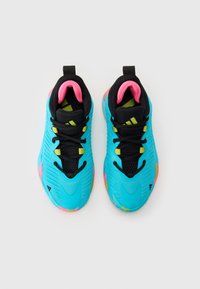 Baskets de sport bleu vif avec des accents noirs, motifs colorés sur la semelle, et une tige texturée. Comprend des lacets noirs et un intérieur rose.