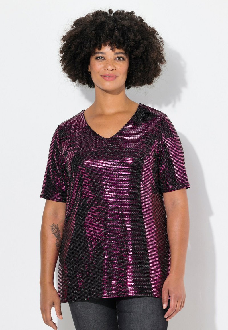 Haut fuchsia brillant à manches courtes et décolleté en V, avec un design en sequins, présentant une coupe ample et une texture lisse sur un fond clair.