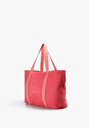 Bolso tote color coral con dos asas a juego, con un sutil diseño de calavera y tibias cruzadas en el centro frontal.