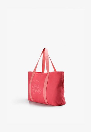 Bolso tote color coral con dos asas a juego, con un sutil diseño de calavera y tibias cruzadas en el centro frontal.