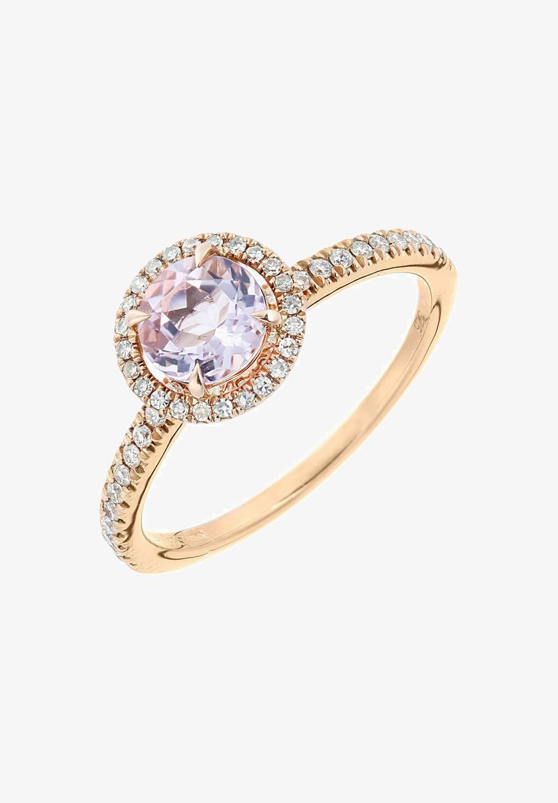 Prsten od ružičastog zlata s centralnim okruglim svijetlopurpurastim dragim kamenom okruženim manjim prozirnim kamenčićima, s teksturiranim remenom koji naglašava dizajn.