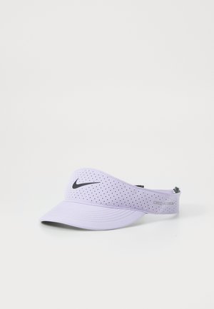 Φωτεινό μωβ Nike καπέλο με τρυπητό σχέδιο και καμπυλωτό γείσο. Διαθέτει το μαύρο λογότυπο Nike και ρυθμιζόμενο λουράκι για καλύτερη εφαρμογή.