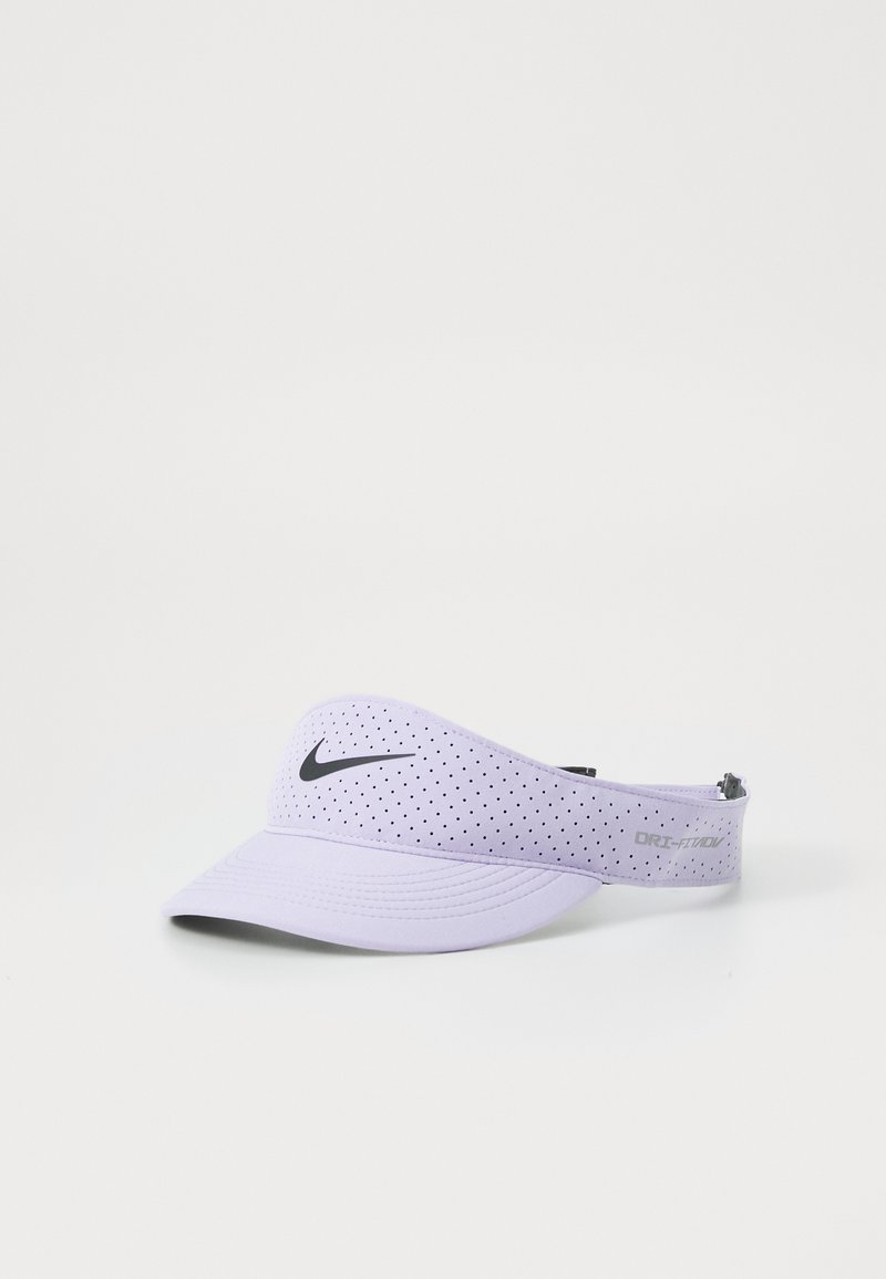Világoslila Nike napernyő perforált mintával és ívelt karimával. Fekete Nike logóval és állítható pánttal a megfelelő illeszkedésért.