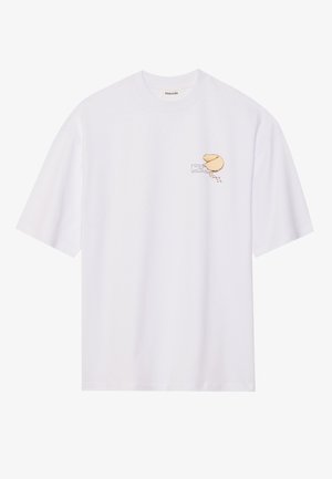 Fehér pamut póló rövid ujjakkal, az elülső bal oldalon egy kis sárga grafika látható, amely egy jóslat sütit ábrázol, szöveggel.