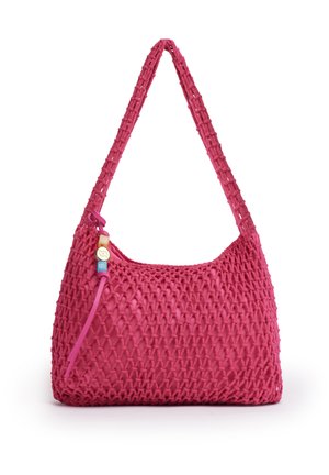 Borsa a tracolla rosa intrecciata con una lunga tracolla e perline decorative attaccate vicino alla cerniera su sfondo bianco.