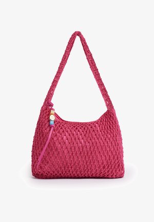 Sac à bandoulière tissé rose avec une longue sangle et des perles décoratives attachées près du curseur de la fermeture éclair sur fond blanc.