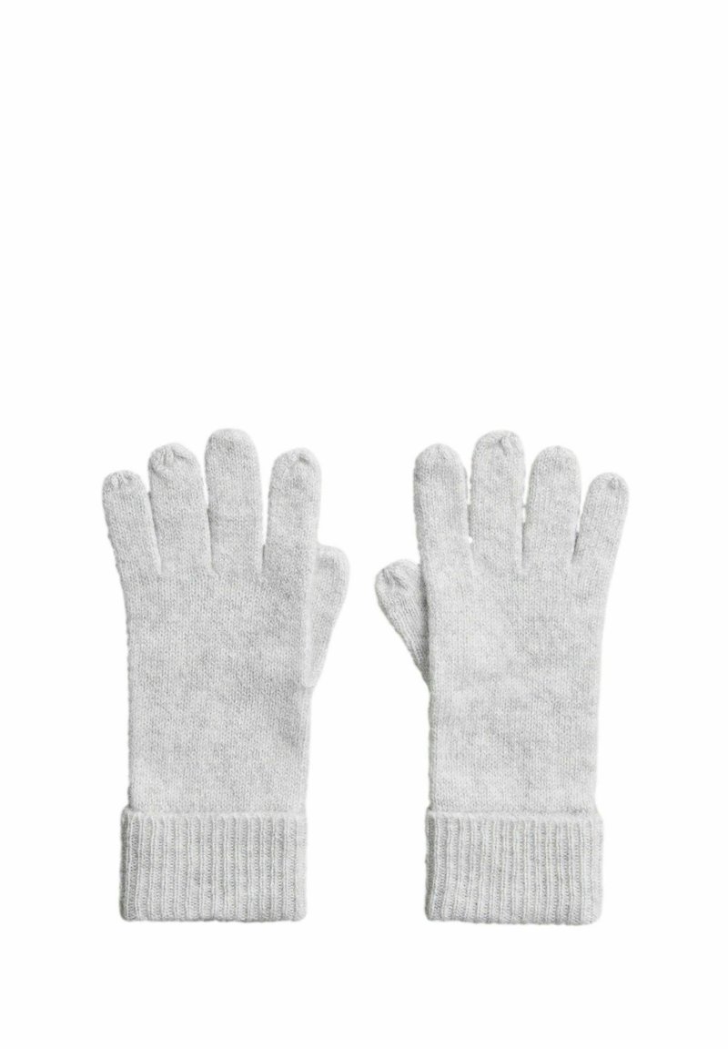 Grijze gebreide handschoenen plat weergegeven, met vingers zichtbaar en geribbelde manchetten. De achtergrond is eenvoudig wit, wat de textuur van de handschoenen benadrukt.