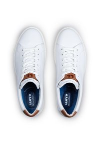 Białe skórzane trampki z gładkim wykończeniem, niebieską wyściółką wewnętrzną, brązowym skórzanym akcentem na pięcie oraz tradycyjnym systemem sznurowania.