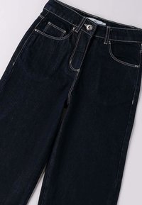 Donkerblauwe denim jeans met een rechte pijp, voorzien van een knoopsluiting, voor- en achterzakken, en contrasterende stikseldetails.