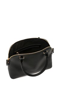 Crna kožna torba s zlatnim zatvaračem, dvostrukim ručkama i prostranim unutrašnjim dijelom koji sadrži malu zip pocket. Mekana tekstura, minimalistički dizajn.