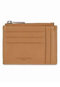 Porte-cartes en cuir tan avec six emplacements pour cartes, une poche zippée et un logo de marque en relief. Texture lisse et design minimaliste.