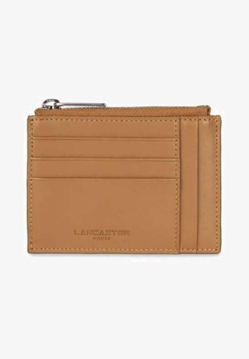 Porte-cartes en cuir tan avec six emplacements pour cartes, une poche zippée et un logo de marque en relief. Texture lisse et design minimaliste.