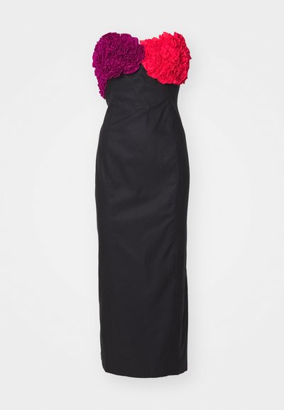 Robe noire jusqu'au sol avec une silhouette ajustée. Le haut sans bretelles présente des accents floraux texturés en violet et rose. Fini en tissu lisse.