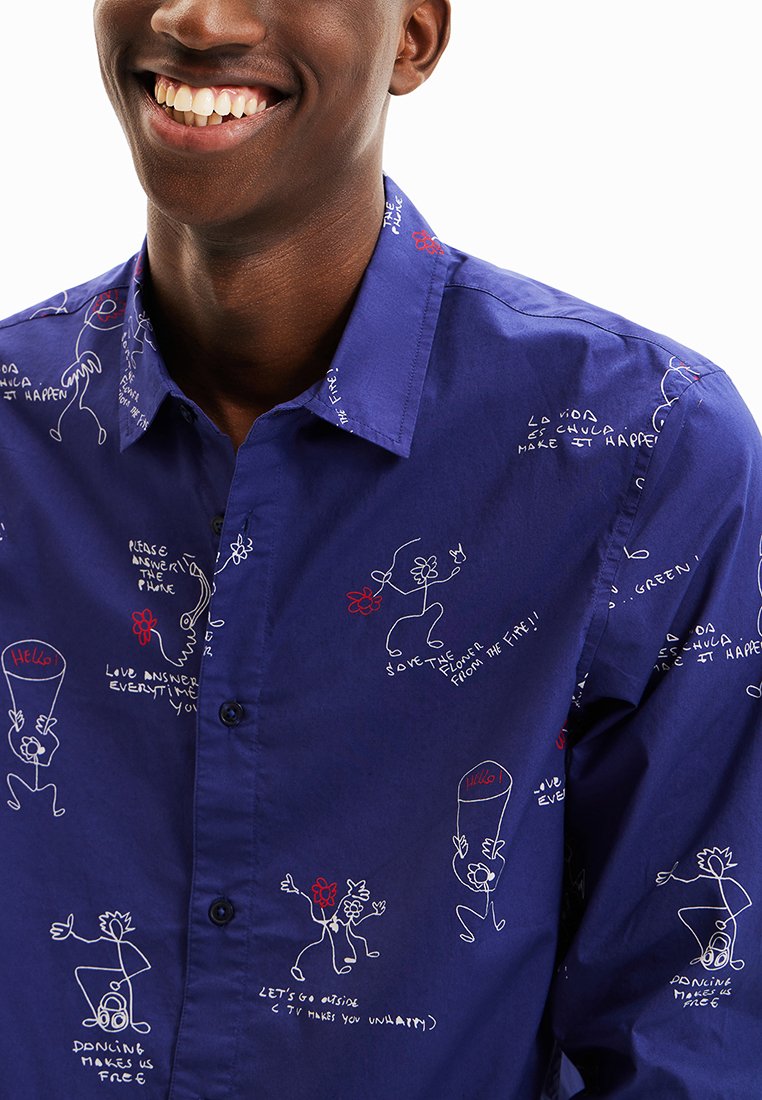 Marineblaues Hemd mit Knöpfen, das weiße und rote Zeichengrafiken mit Text zeigt, darunter florale und cartoonartige Figuren. Glattes Baumwollgewebe.