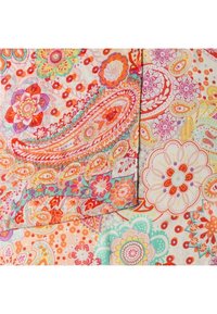 Tissu aux couleurs vives avec des motifs complexes de paisley et floraux en tons orange, rose, violet et vert, présentant une section pliée.