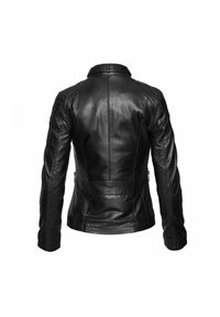 Crna kožna jakna s strukturiranim dizajnom, visokim ovratnikom i zatvorenim džepovima. Tekstura na leđima s ukrasnim šavovima i prilagođenim rukavima.