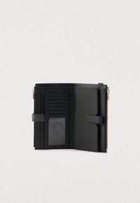 Mustasta nahasta valmistettu lompakko, jossa vetoketjullinen suljin, useita korttipaikkoja ja läpinäkyvä henkilöllisyystodistustasku. Ominaisuuksiin kuuluu sileä pinta ja yksinkertainen, toimiva muotoilu.