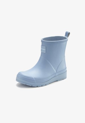 Hellblauer wasserdichter Regenstiefel für den Knöchel mit Schlaufe zum Hochziehen und einer strukturierten Sohle für besseren Halt, schräg nach rechts auf weißem Hintergrund positioniert.