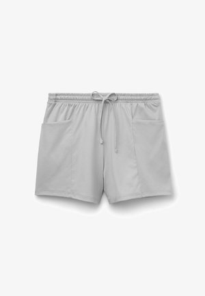 Ljusgrå shorts tillverkade av mjukt tyg, med ett elastiskt midjeband och dragsko samt två sidofickor. Enkelt design utan mönster.