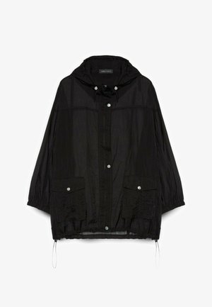 Czarna lekka kurtka z kapturem, z przodu zapinana na zatrzaski, dwie duże kieszenie z klapami, elastyczne mankiety i regulowane ściągacze na dole.