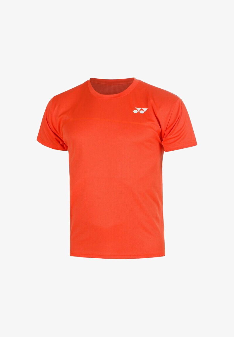 T-shirt de sport à manches courtes de couleur orange vif avec un col rond et un petit logo blanc Yonex sur la partie supérieure gauche de la poitrine.