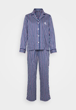 Conjunto de pijama listrado em azul-marinho e rosa, feito de tecido leve. Inclui uma camisa de botão com gola e calças combinando com um cós elástico.