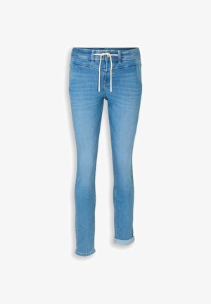 Jean slim bleu clair avec revers roulés, poches avant, passants pour ceinture et cordon blanc à la taille.