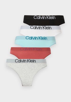 Πέντε ζευγάρια γυναικείων hipster εσωρούχων Calvin Klein σε μαύρο, άσπρο, γαλάζιο, σκουριά και ανοιχτό γκρι, στοιβαγμένα κάθετα σε λευκό φόντο.