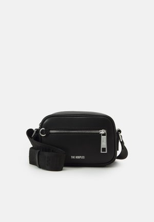 Borsa a tracolla nera con texture liscia, forma rettangolare, cerniera argentata, logo del marchio sul davanti e tracolla regolabile.