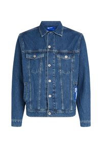 Jachetă din denim de culoare albastru închis, cu închidere buton-up, două buzunare la piept și un eticheta pe lateral. Prezintă un guler clasic și mâneci cu manșete.