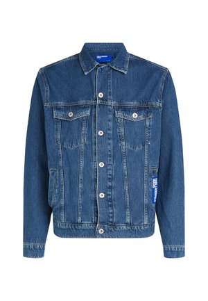Dunkelblaue Jeansjacke mit Knopfverschluss, zwei Brusttaschen und einem Seitenetikett. Sie hat einen klassischen Kragen und aufgerollte Ärmel.