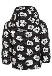 Czarna kurtka puchowa zdobiona białymi twarzami postaci z kreskówek, z kapturem i przeszyciami zapewniającymi izolację i komfort.