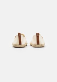 Kangasliukuvat kengät, joissa on luonnollisen ruskea takaakseli ja punottu juuttipohja; beige väri, jossa on minimalistinen muotoilu ja ei näkyviä kuvioita.